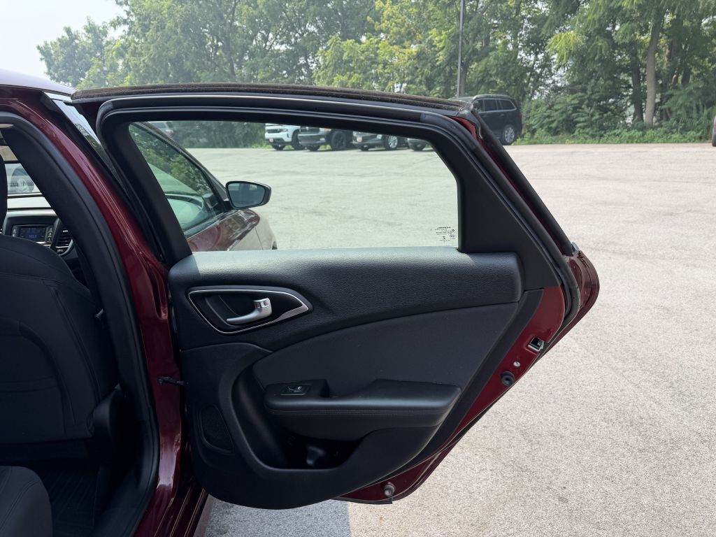 Photo 20 of this CHRYSLER 200