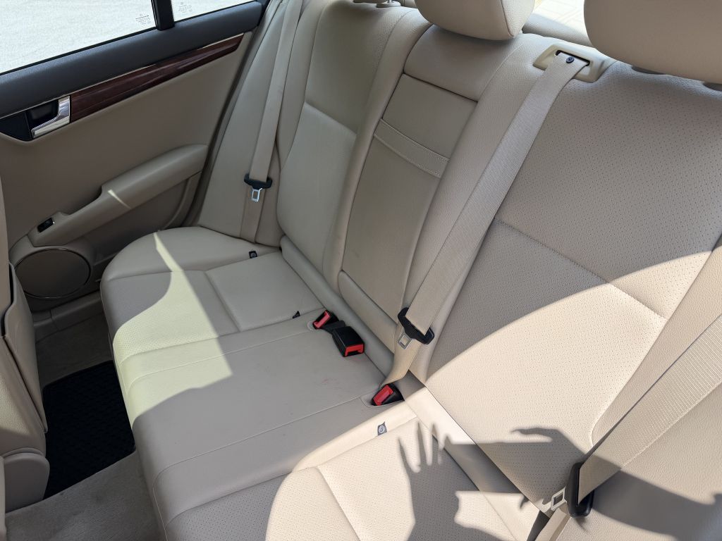 Photo 15 of this MERCEDES-BENZ C-300