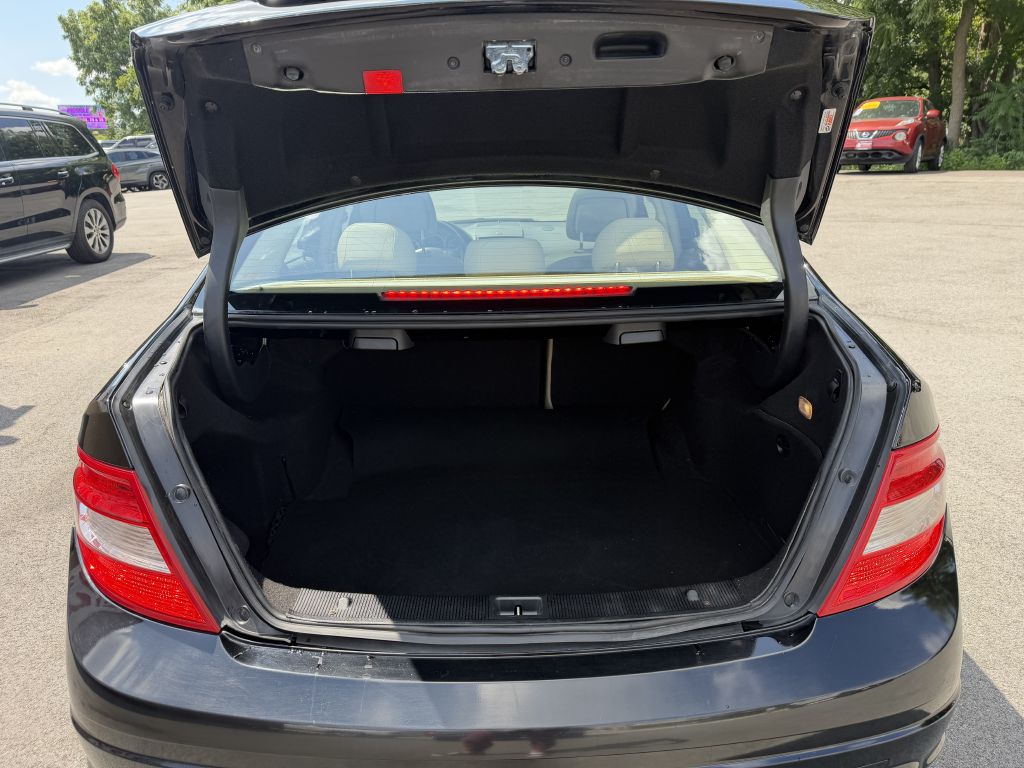 Photo 16 of this MERCEDES-BENZ C-300