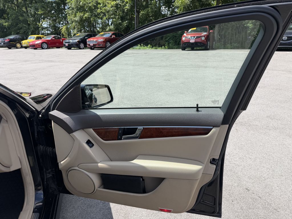 Photo 17 of this MERCEDES-BENZ C-300
