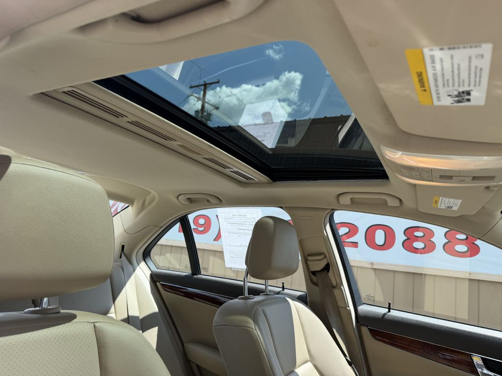 Photo 21 of this MERCEDES-BENZ C-300