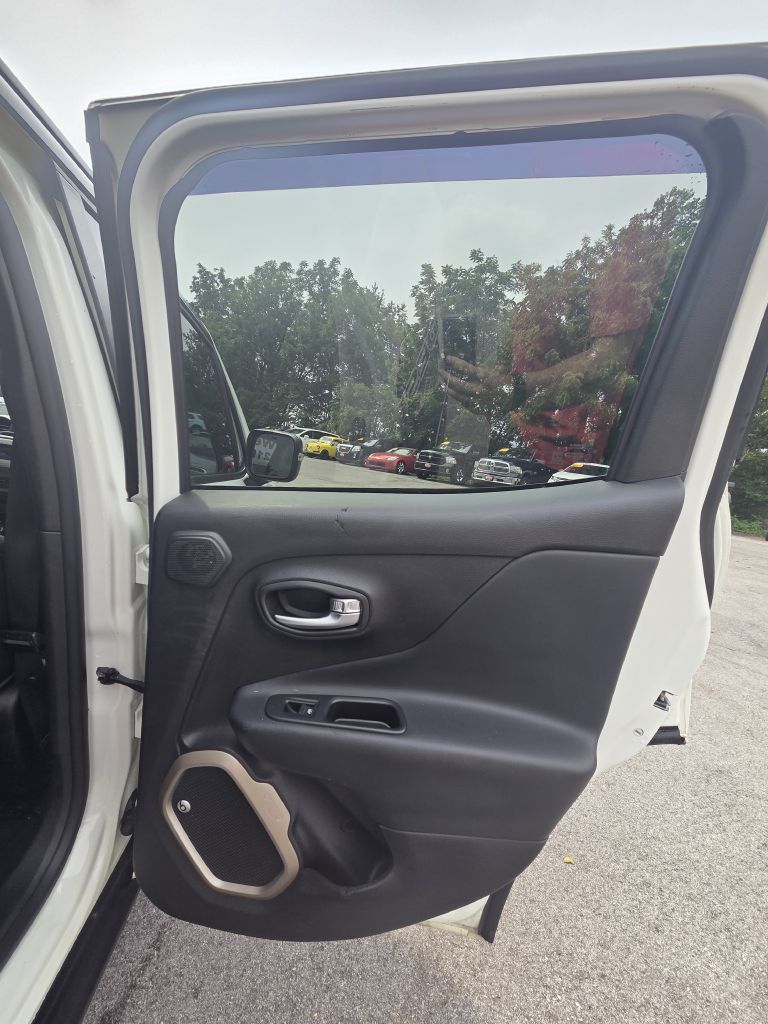 Photo 16 of this JEEP RENEGADE