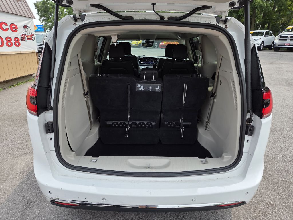 Photo 8 of this CHRYSLER PACIFICA
