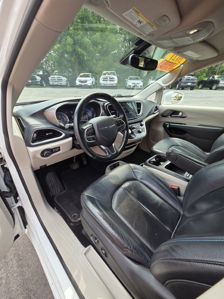 Photo 10 of this CHRYSLER PACIFICA