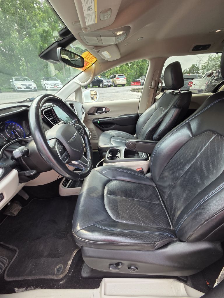 Photo 11 of this CHRYSLER PACIFICA