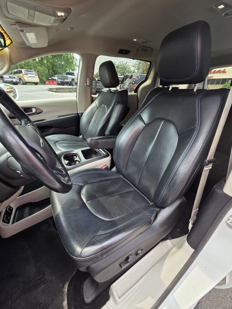 Photo 12 of this CHRYSLER PACIFICA