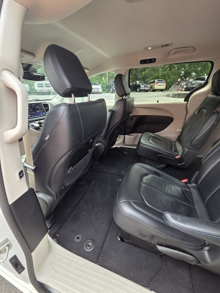Photo 13 of this CHRYSLER PACIFICA