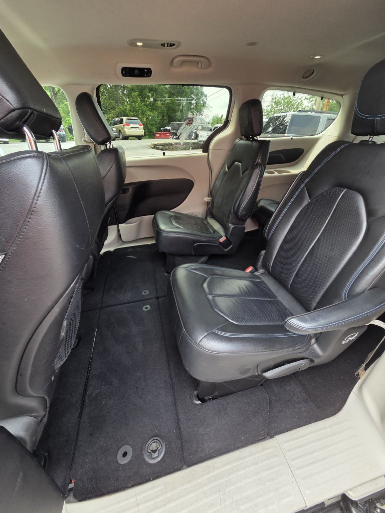 Photo 14 of this CHRYSLER PACIFICA