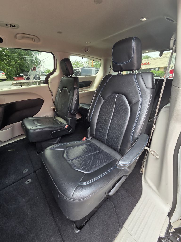 Photo 15 of this CHRYSLER PACIFICA