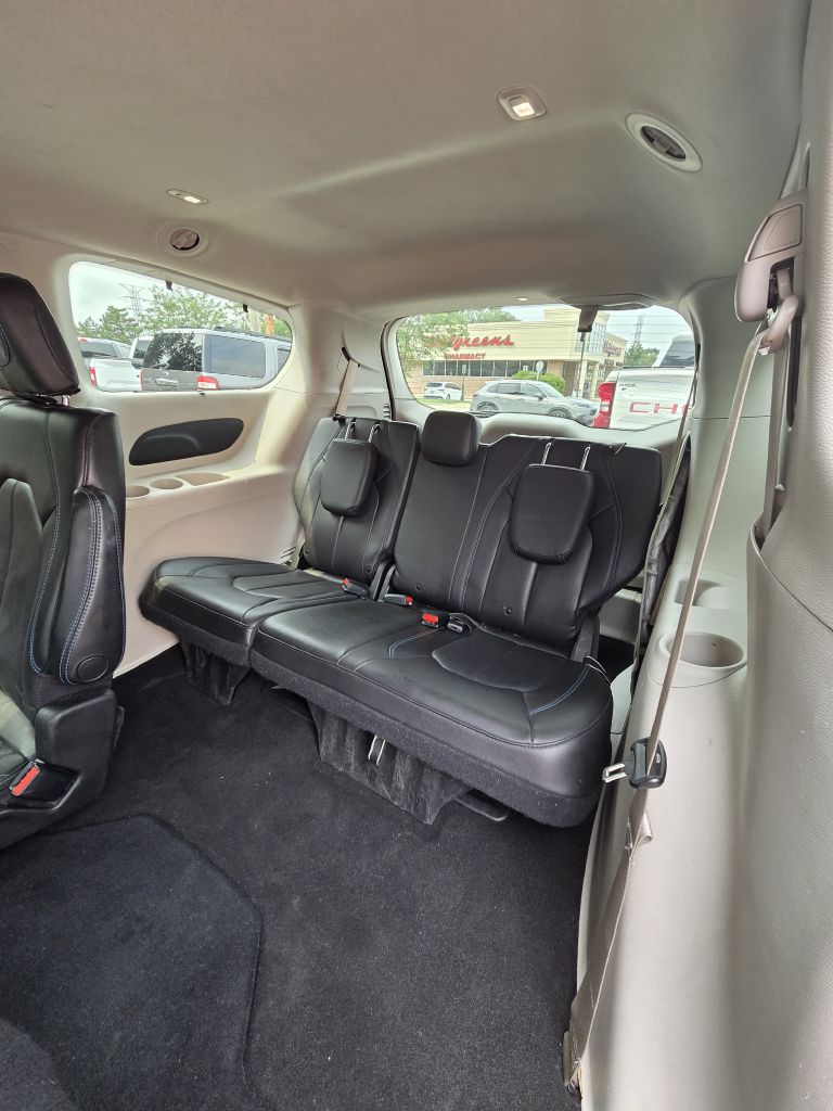 Photo 16 of this CHRYSLER PACIFICA