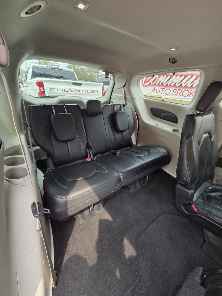 Photo 17 of this CHRYSLER PACIFICA