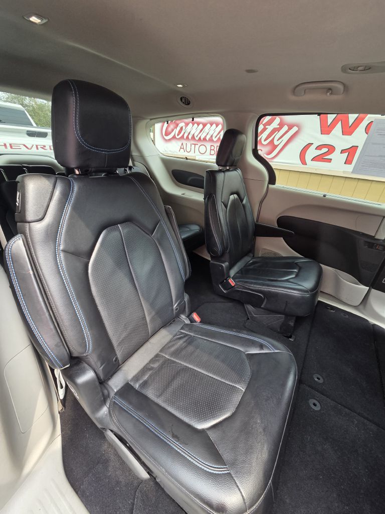 Photo 18 of this CHRYSLER PACIFICA
