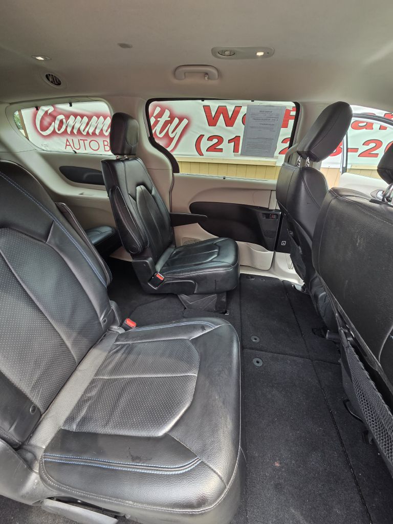 Photo 19 of this CHRYSLER PACIFICA