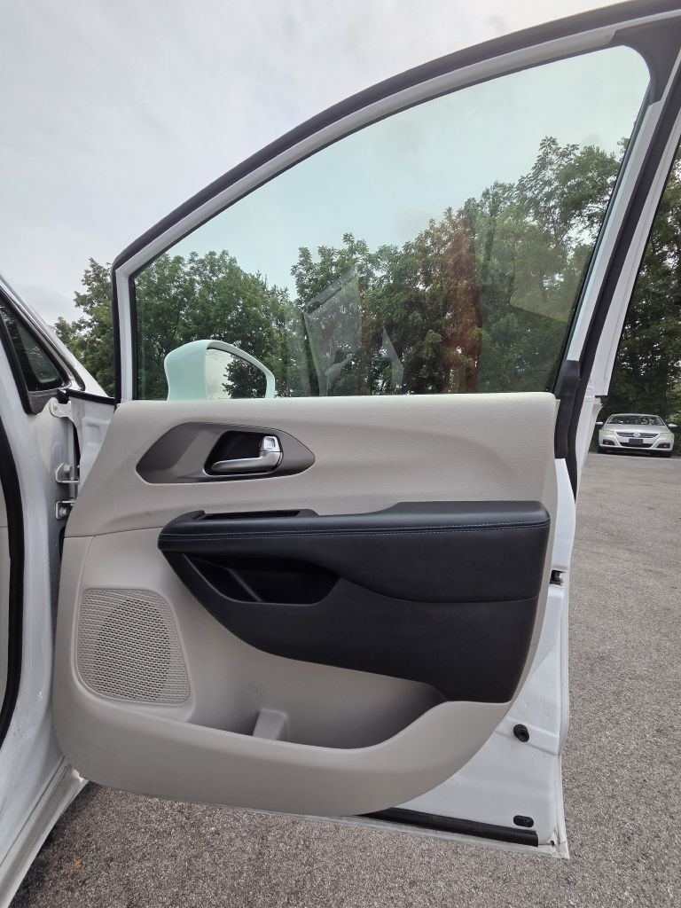 Photo 21 of this CHRYSLER PACIFICA