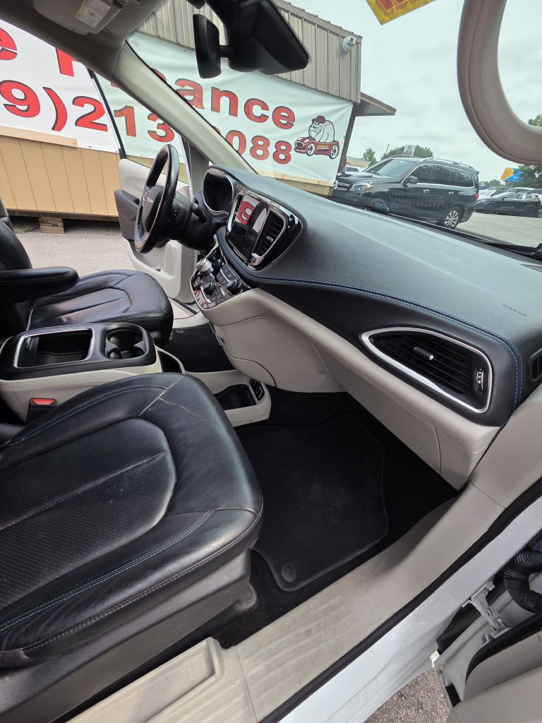 Photo 22 of this CHRYSLER PACIFICA