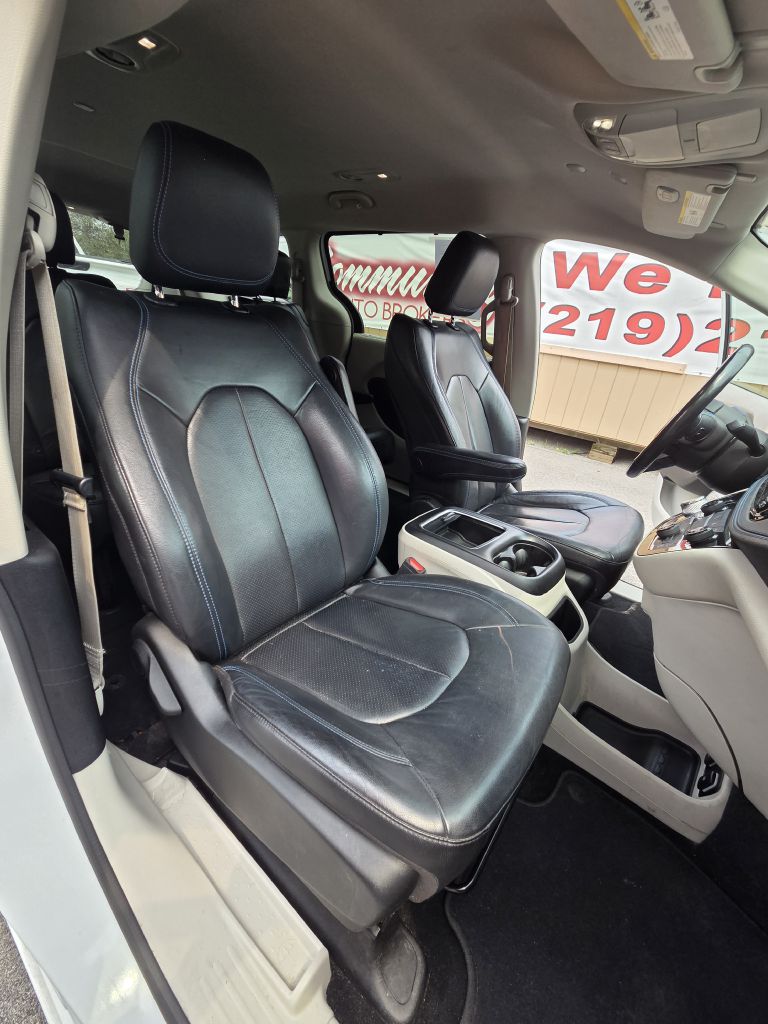 Photo 23 of this CHRYSLER PACIFICA
