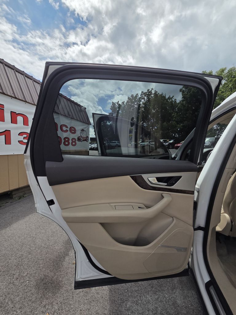 Photo 13 of this AUDI Q7