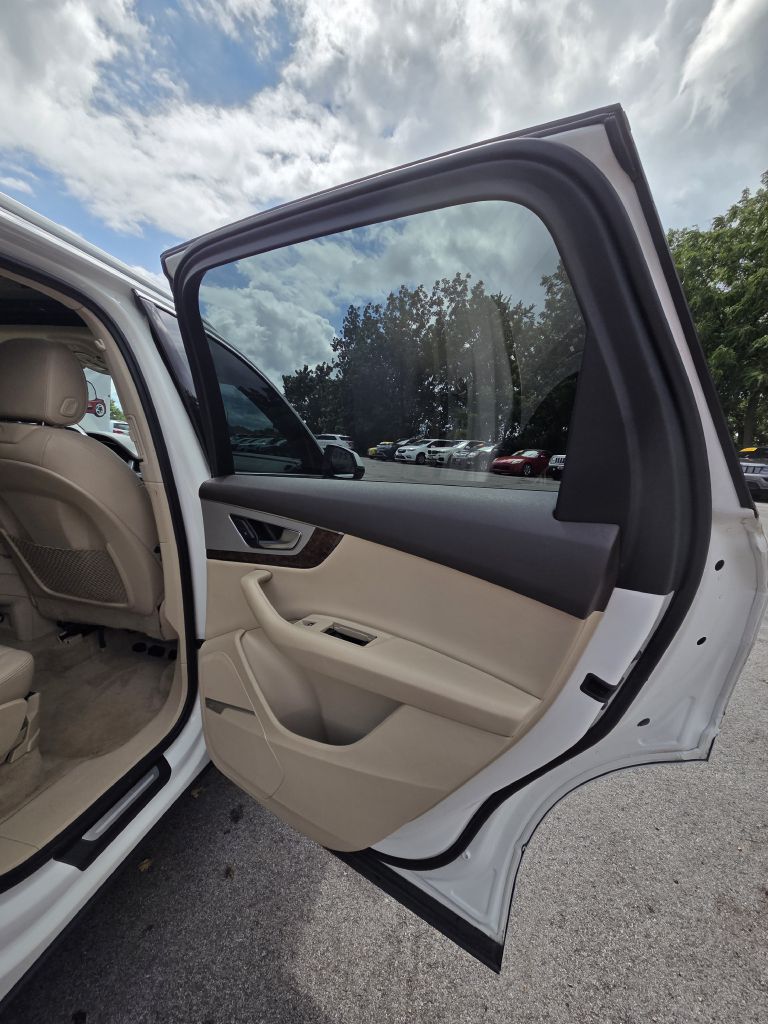 Photo 19 of this AUDI Q7