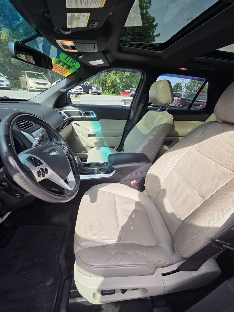 Photo 11 of this FORD EXPLORER