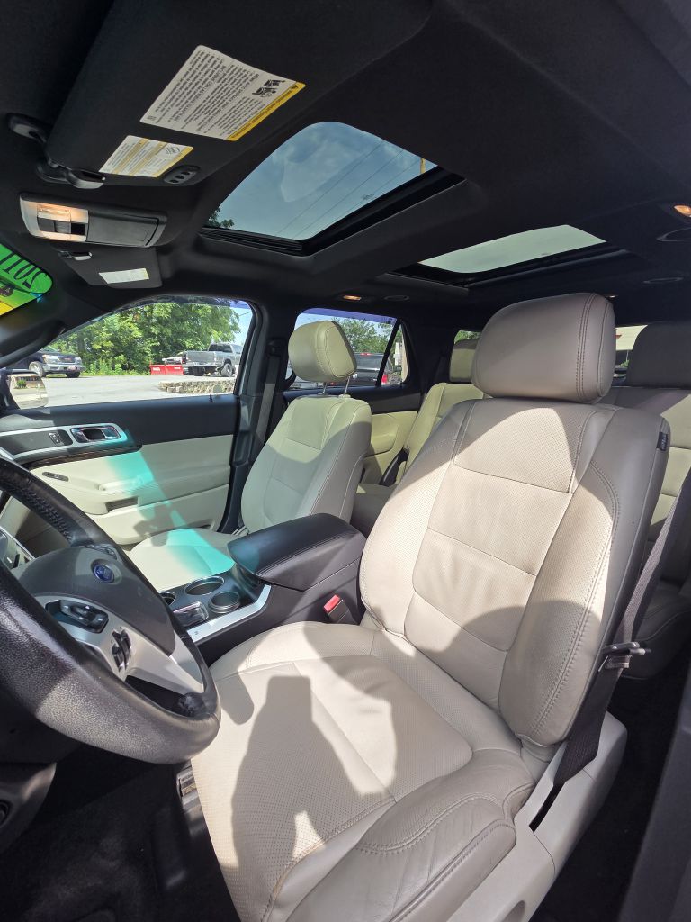 Photo 12 of this FORD EXPLORER