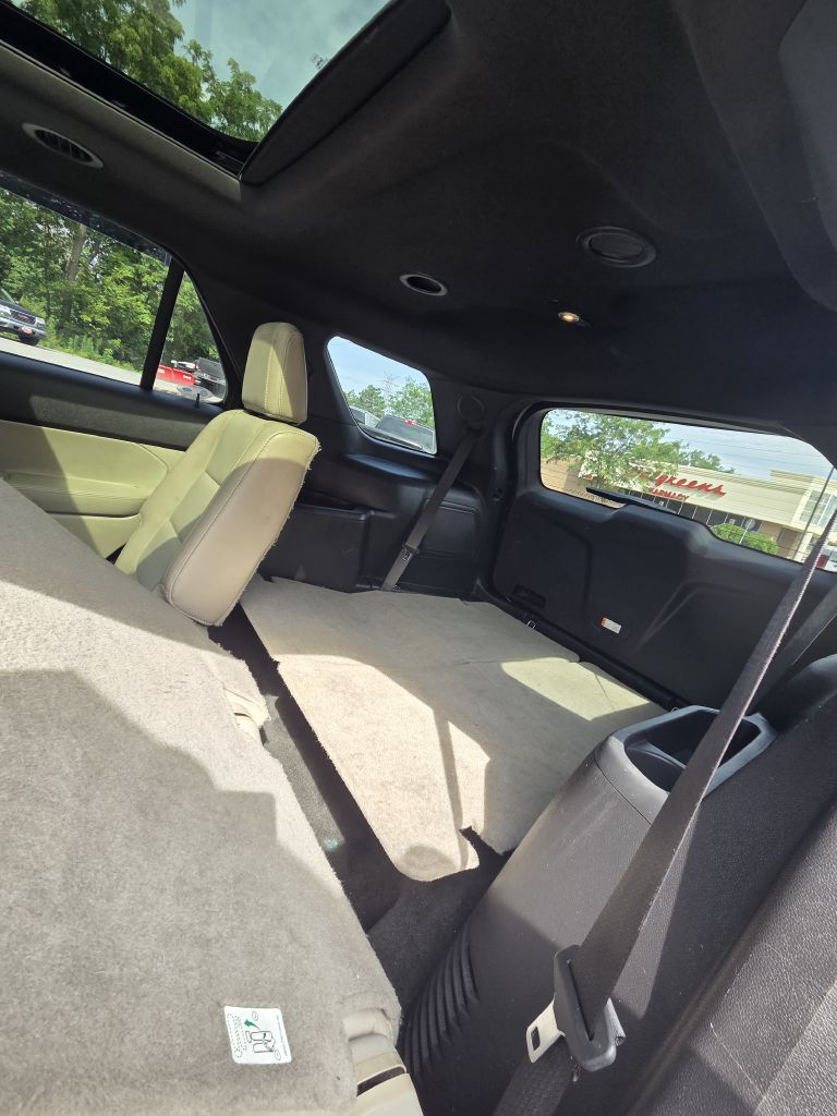 Photo 16 of this FORD EXPLORER