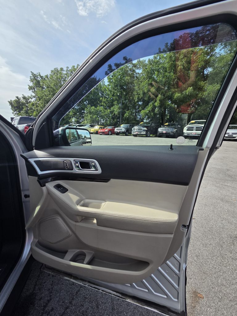 Photo 20 of this FORD EXPLORER