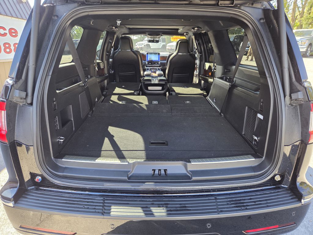 Photo 8 of this LINCOLN NAVIGATOR
