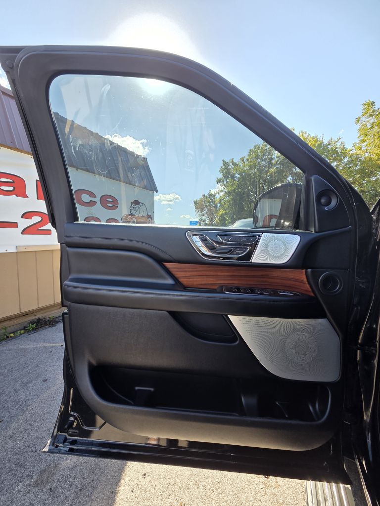 Photo 9 of this LINCOLN NAVIGATOR