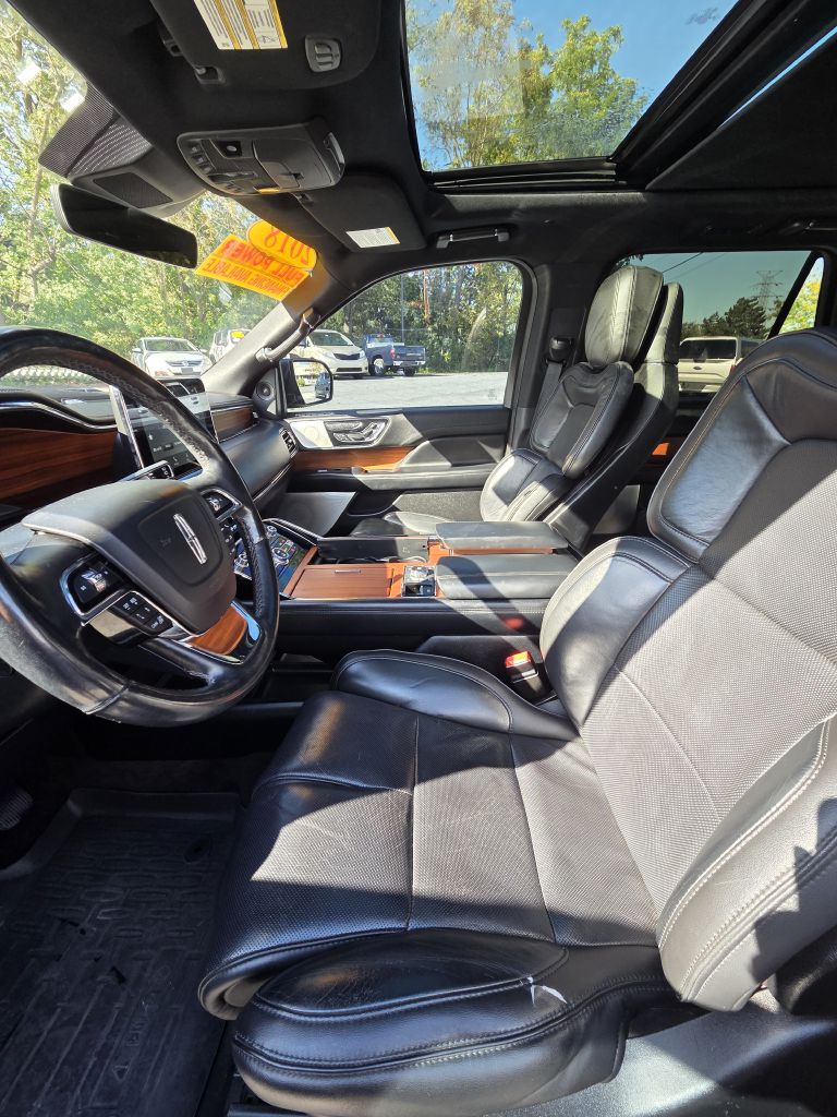 Photo 11 of this LINCOLN NAVIGATOR