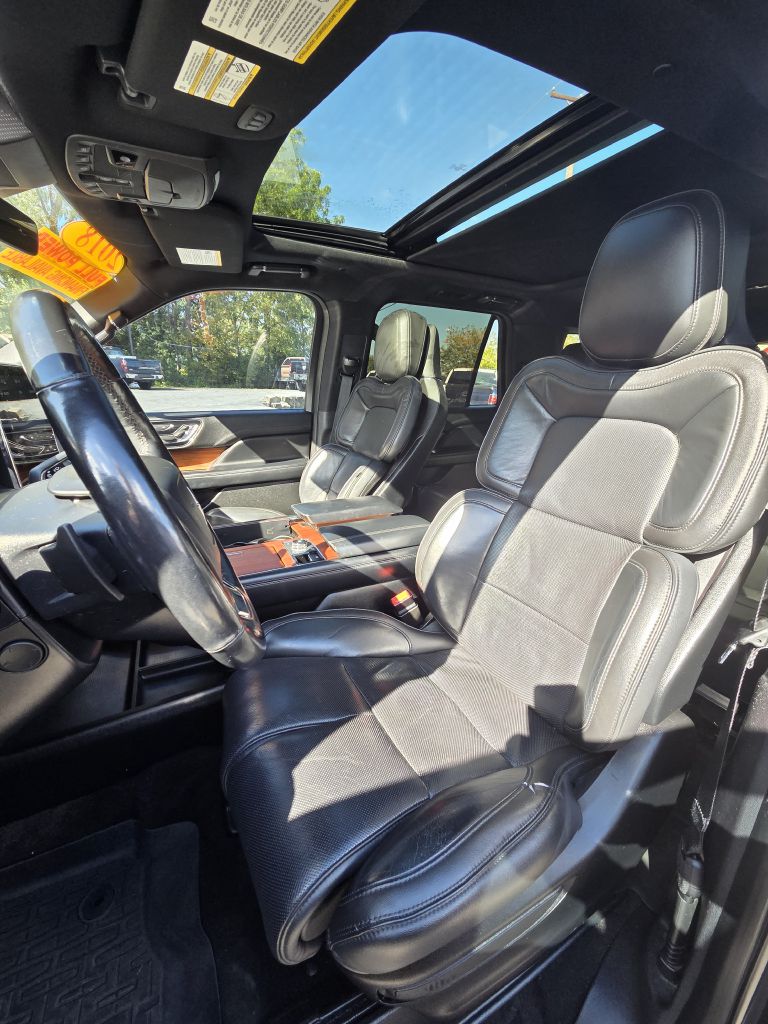 Photo 12 of this LINCOLN NAVIGATOR