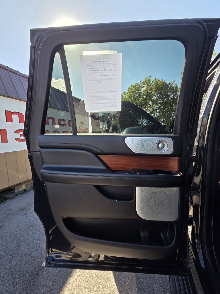 Photo 13 of this LINCOLN NAVIGATOR