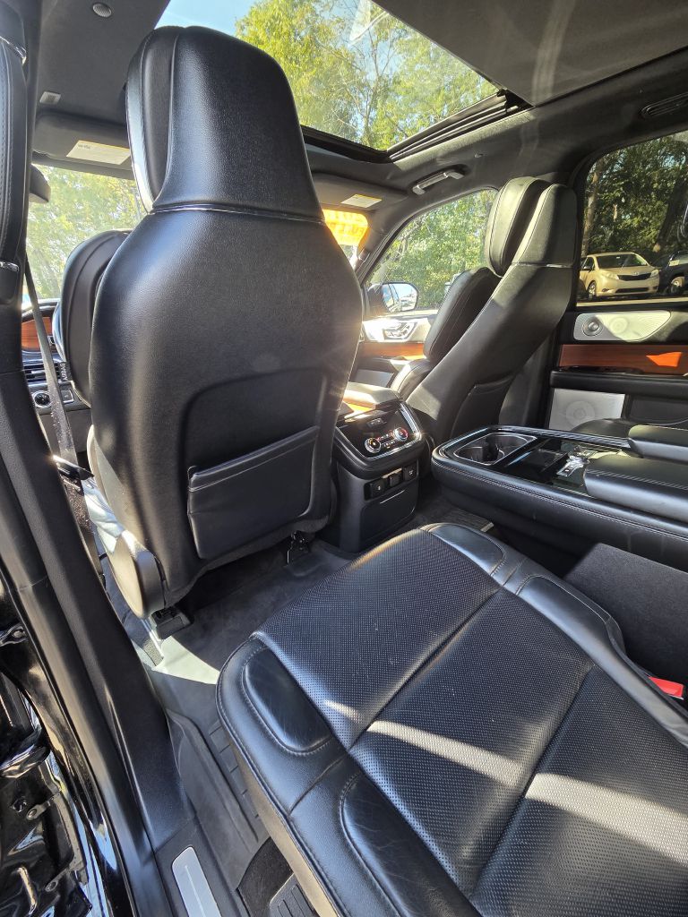 Photo 14 of this LINCOLN NAVIGATOR