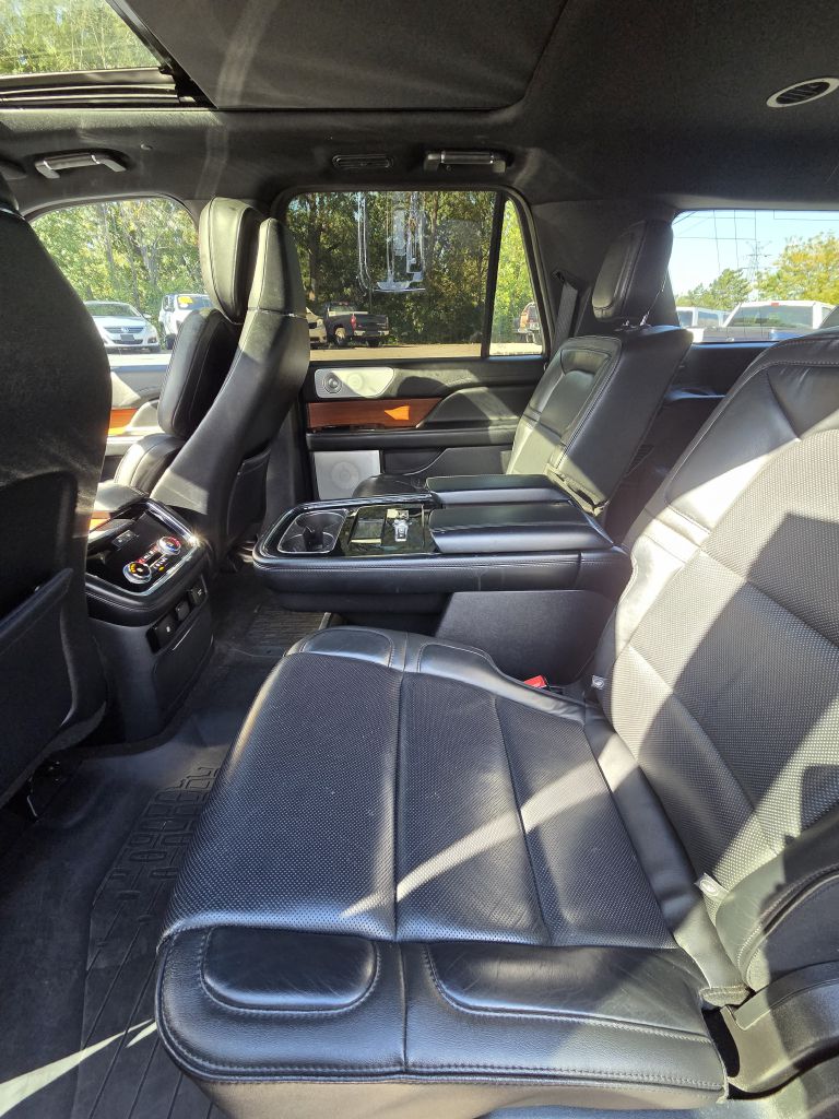 Photo 15 of this LINCOLN NAVIGATOR