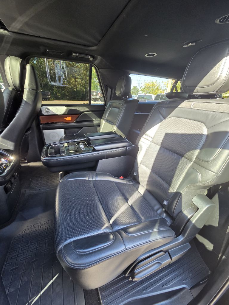 Photo 16 of this LINCOLN NAVIGATOR