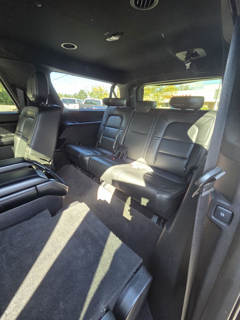 Photo 17 of this LINCOLN NAVIGATOR
