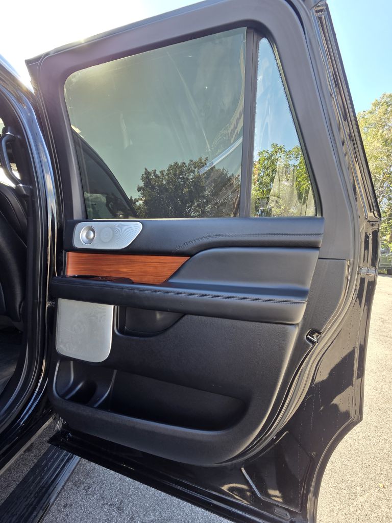 Photo 18 of this LINCOLN NAVIGATOR