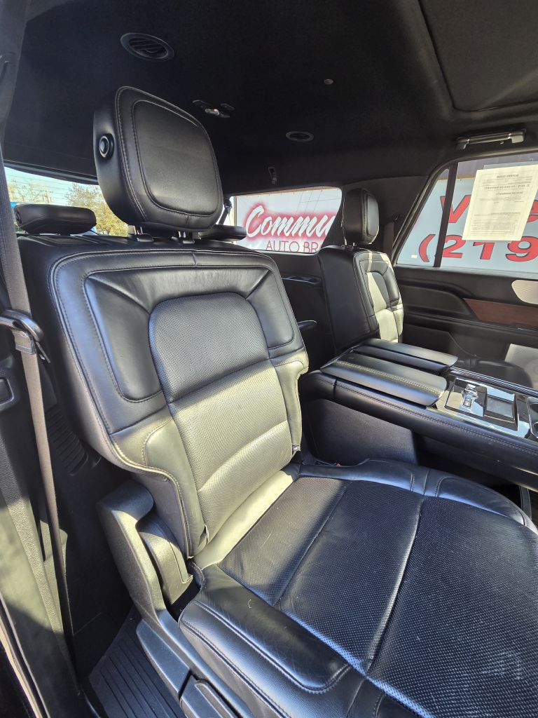 Photo 19 of this LINCOLN NAVIGATOR