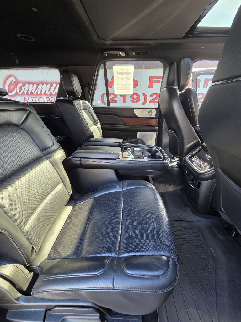 Photo 20 of this LINCOLN NAVIGATOR