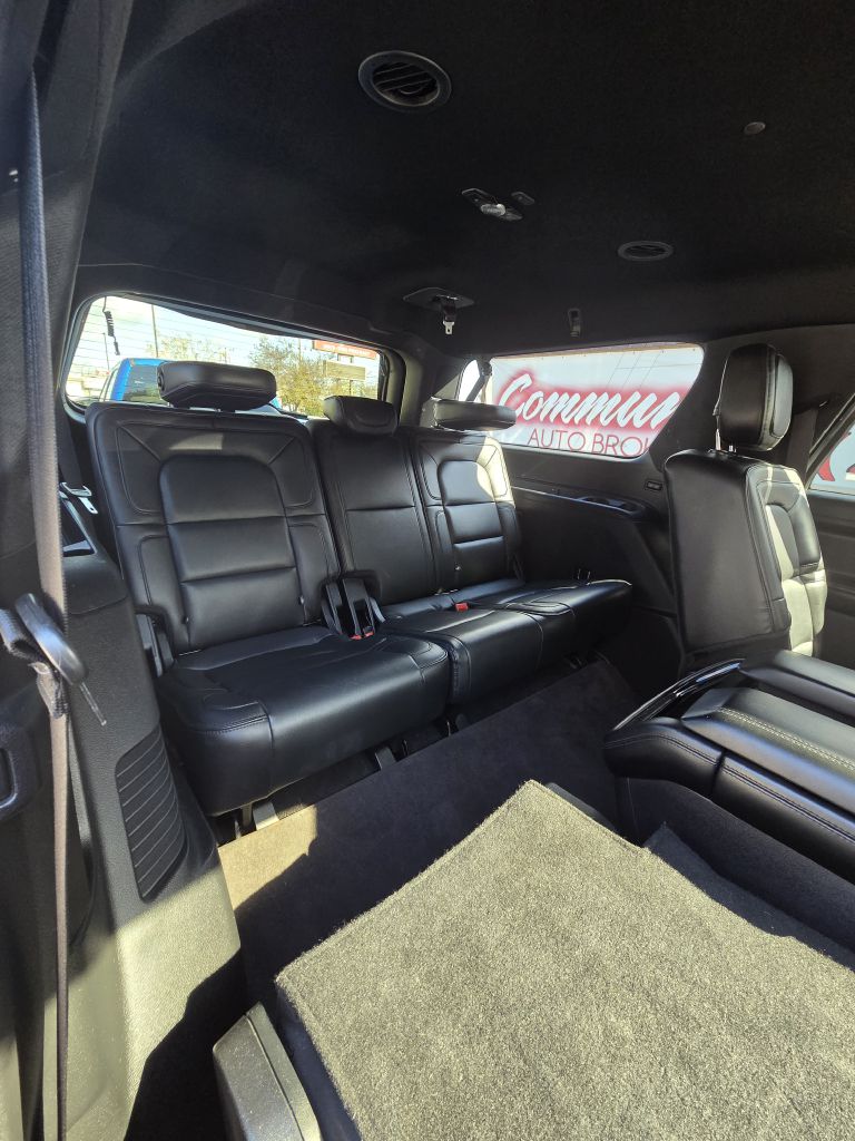 Photo 21 of this LINCOLN NAVIGATOR