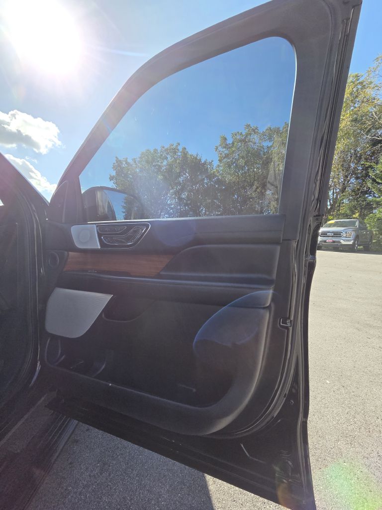 Photo 22 of this LINCOLN NAVIGATOR