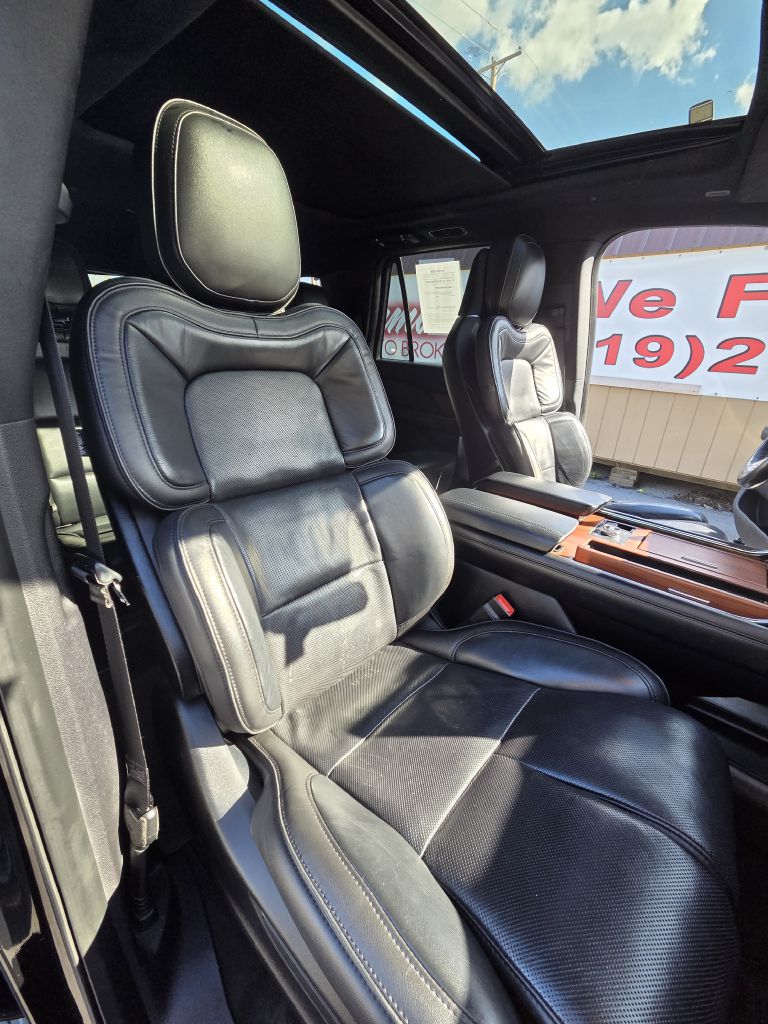 Photo 23 of this LINCOLN NAVIGATOR