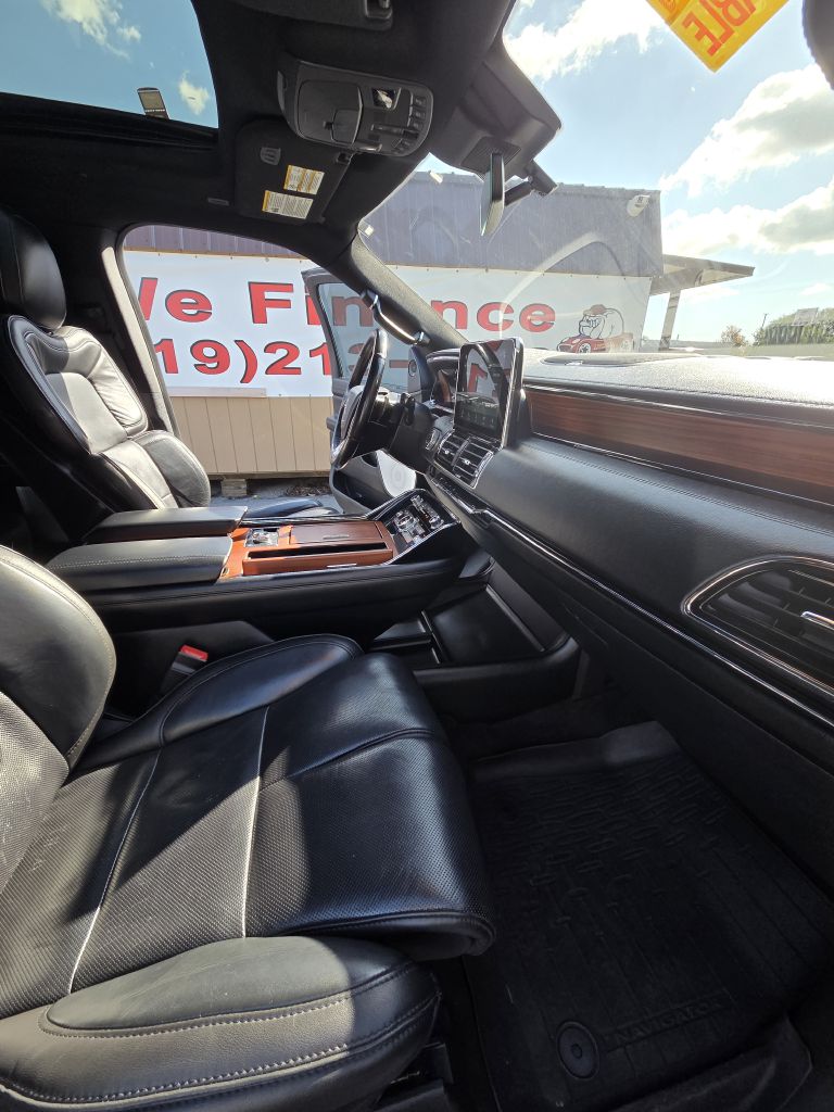Photo 24 of this LINCOLN NAVIGATOR