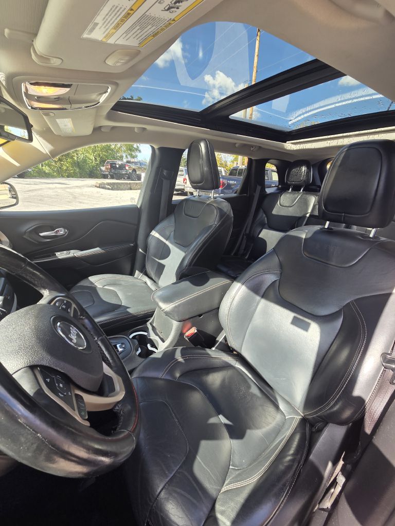 Photo 12 of this JEEP CHEROKEE