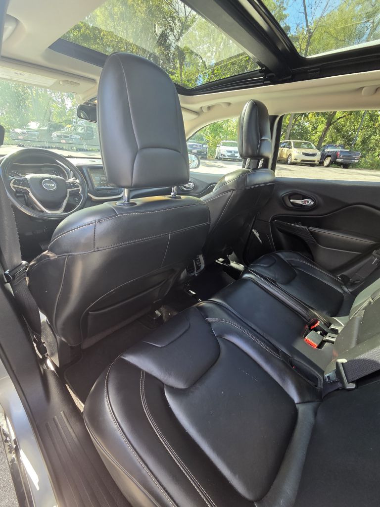 Photo 14 of this JEEP CHEROKEE