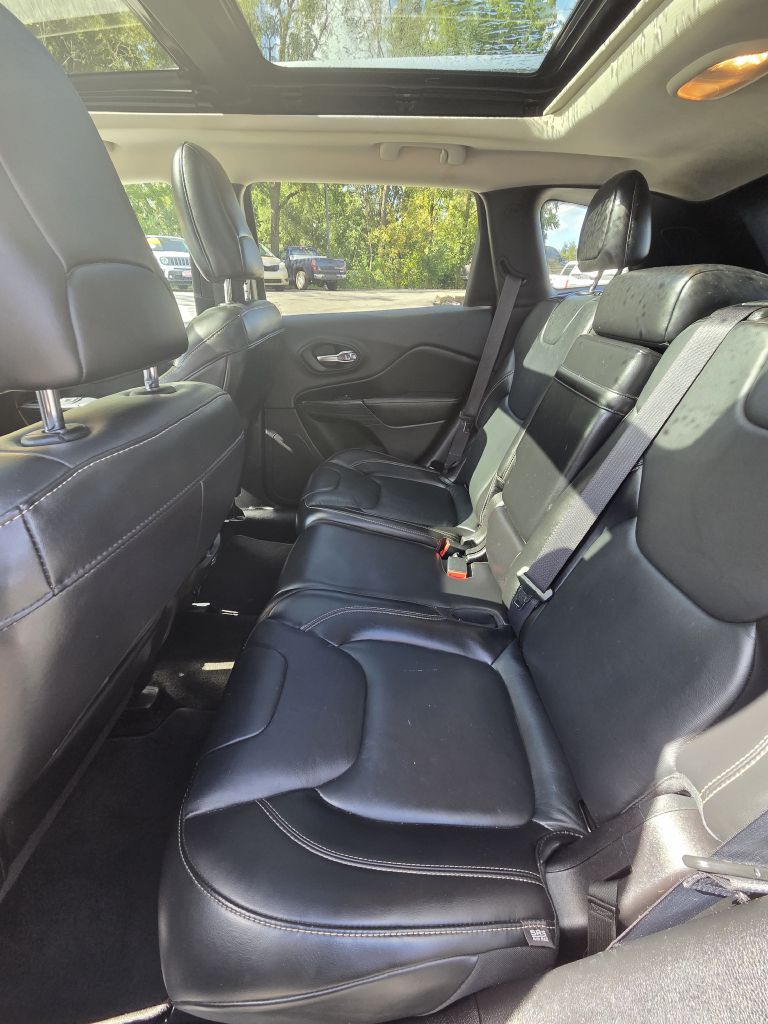 Photo 15 of this JEEP CHEROKEE