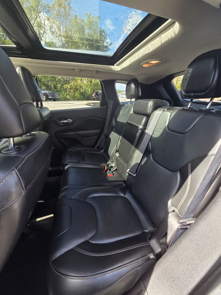 Photo 16 of this JEEP CHEROKEE
