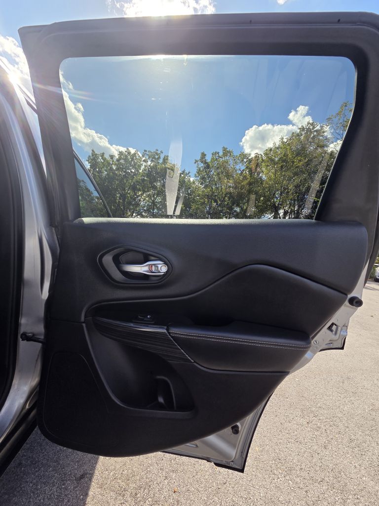 Photo 17 of this JEEP CHEROKEE