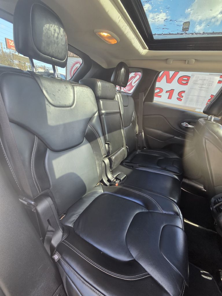 Photo 18 of this JEEP CHEROKEE