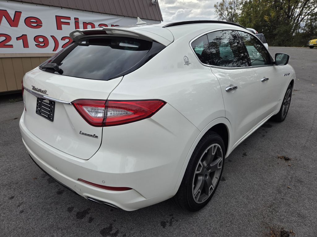 Photo 7 of this MASERATI LEVANTE