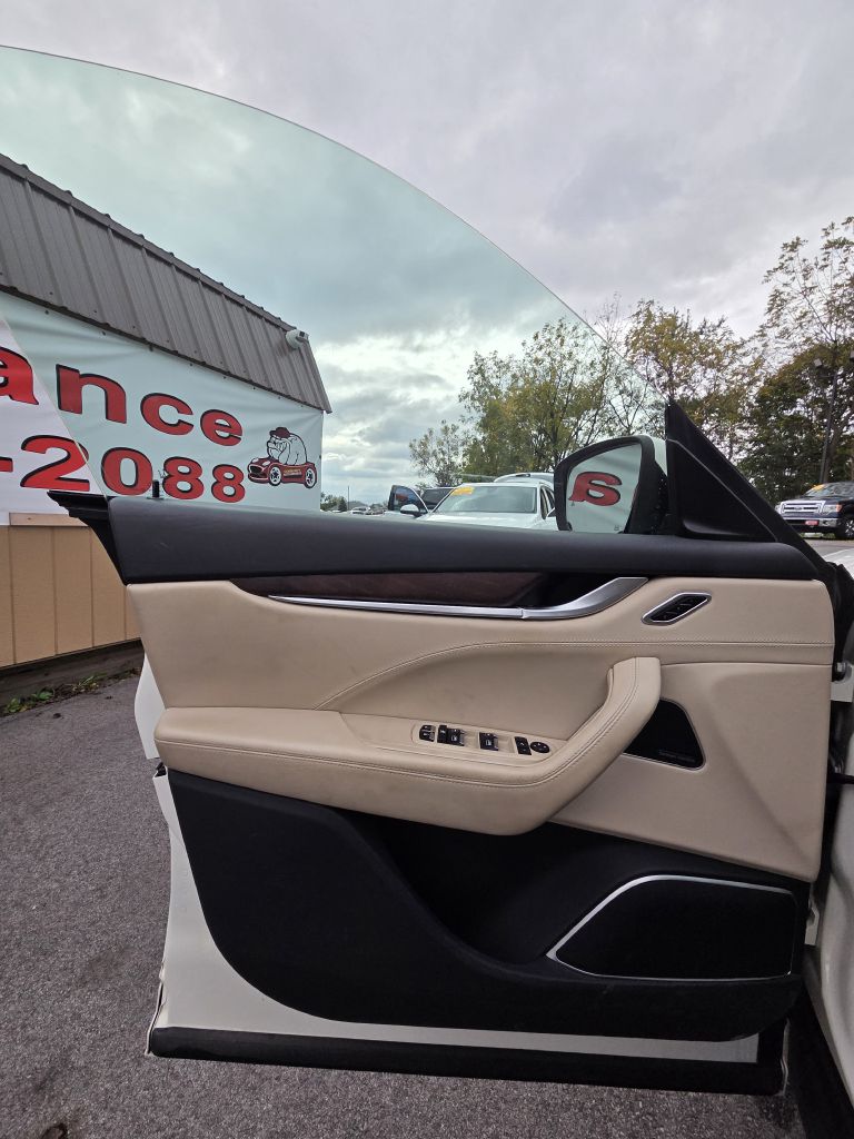 Photo 8 of this MASERATI LEVANTE
